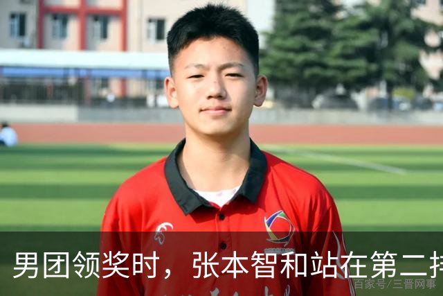 男团领奖时，张本智和站在第二排与国乒握手，松岛辉空全程无表情